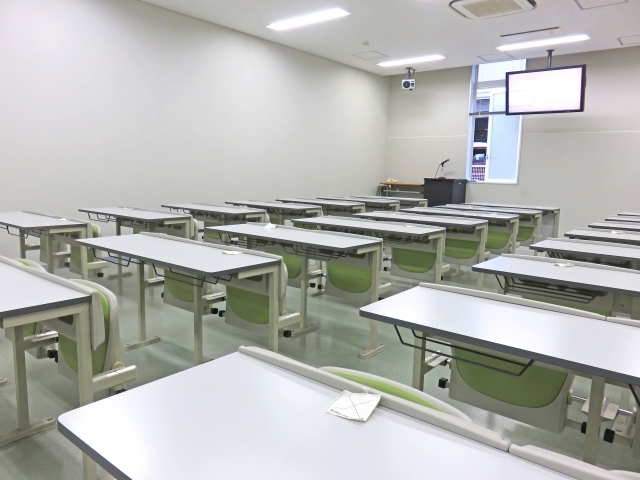 学習塾の教室を明るく使いやすい空間に改修した施工事例 施工前